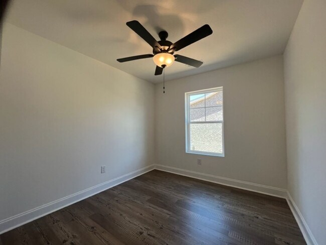 Building Photo - MOVE IN READY