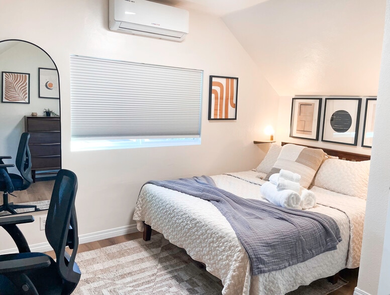 2nd bedroom, upstairs Drawn black-out shades - 4746 W 159th St