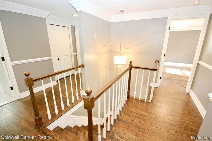 Building Photo - 669 Mohegan St