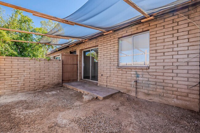 Building Photo - 558 S Lesueur