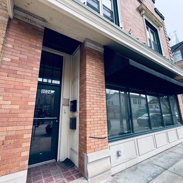Building Photo - 1024 E Brady St
