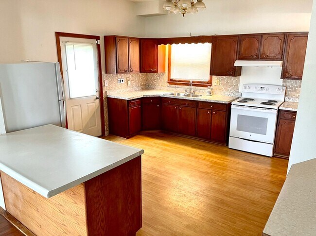 Building Photo - Nice 3 bed 1.5 bath house!