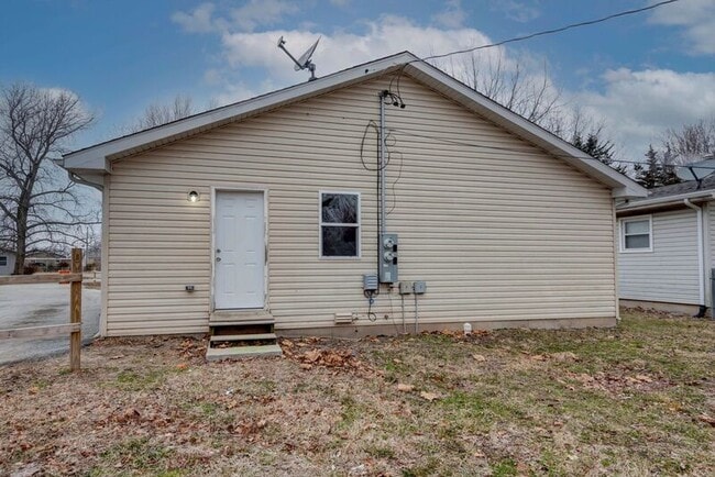 Building Photo - 652 N Belview Ave
