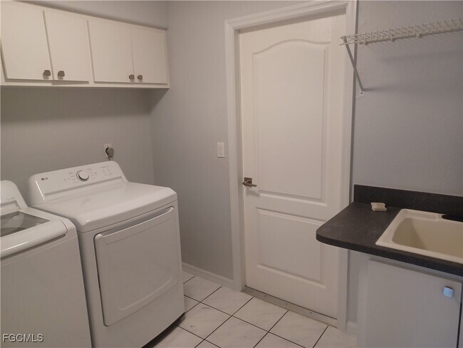 Building Photo - 4416 SW 24th Ave