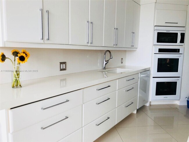 Building Photo - 3610 Yacht Club Dr