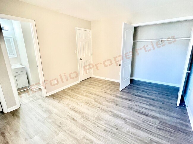 Building Photo - Carpetless 2 BD 1.5 Bath 2 Story Quadplex ...