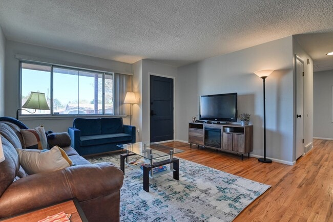 Building Photo - Cute 3 Bedroom Home in Central Colorado Sp...