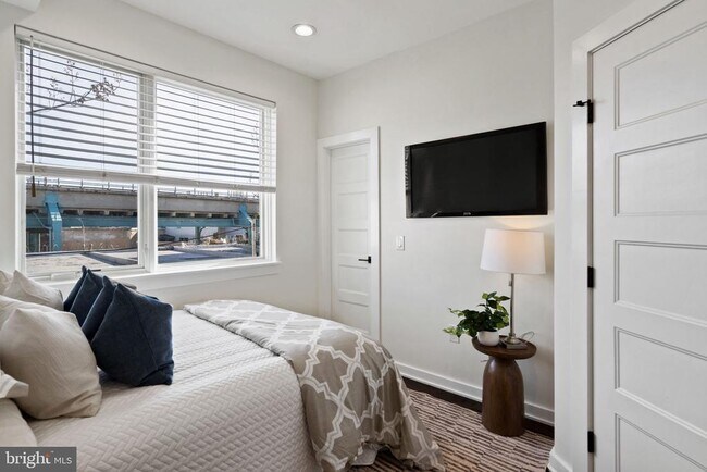 Building Photo - 2235 Hope St