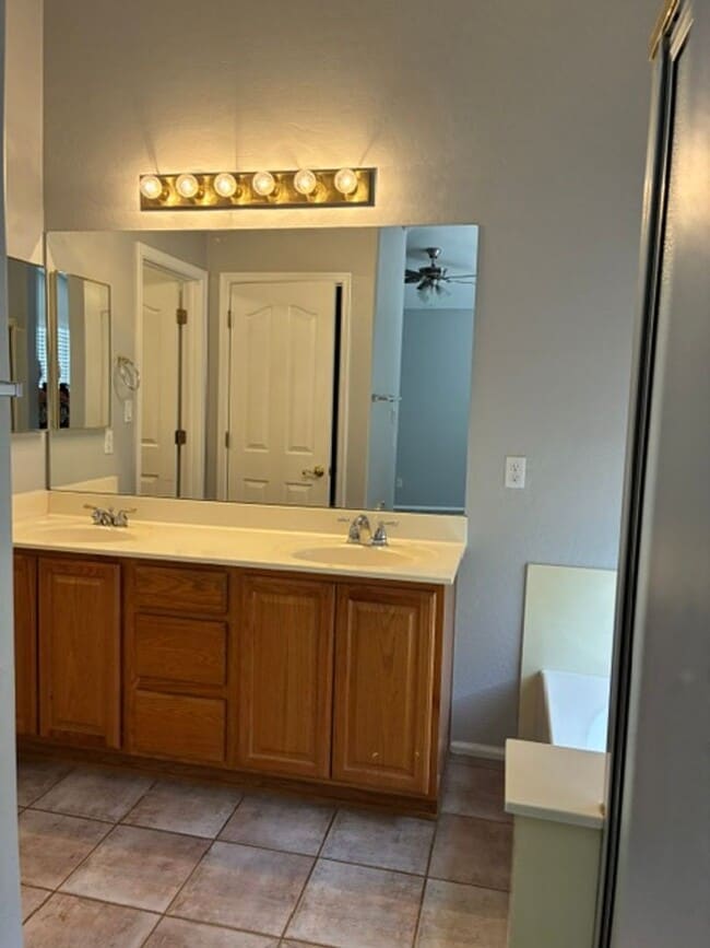Building Photo - 529 E Cantebria Dr