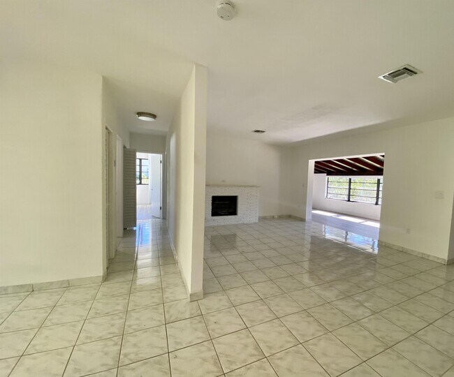 Building Photo - 1101 Bay Dr