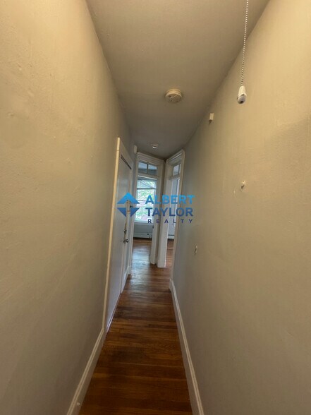 Building Photo - 562 Green St