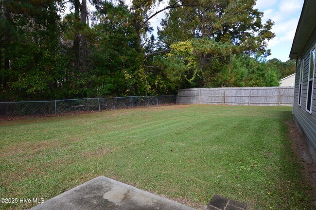 Building Photo - 222 Lakeside Dr