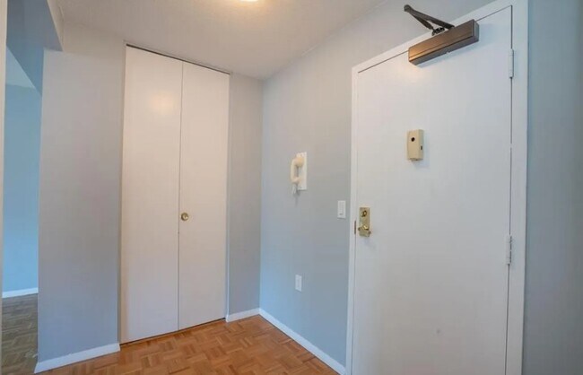 Building Photo - 887 Farmington Ave