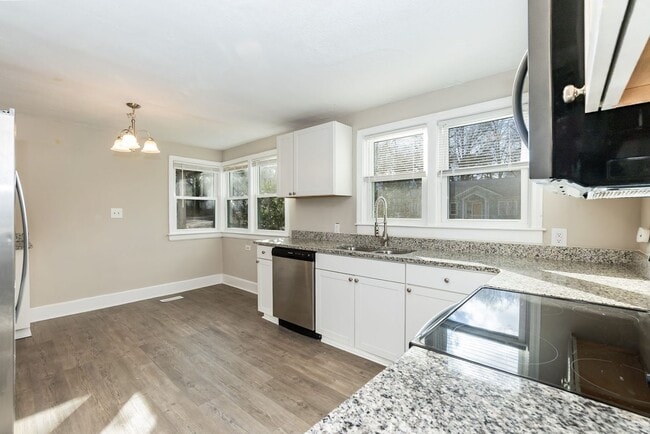 Building Photo - Gorgeous Move-In Ready Home