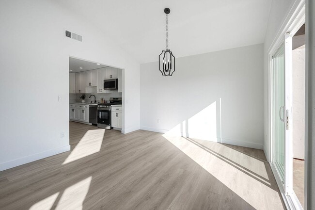 Building Photo - Beautifully remodeled single-story home in the heart of Solana Beach!