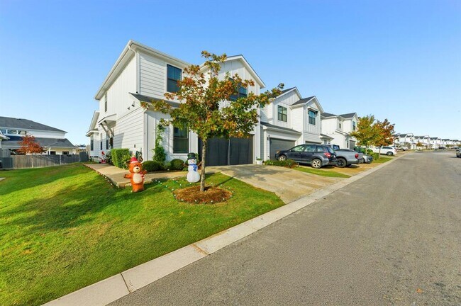 Building Photo - 159 Threshing Rd