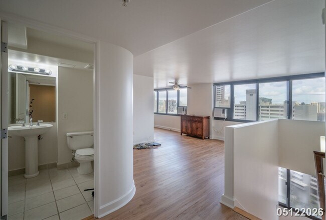 Building Photo - The Windsor, 1bd, 1.5ba, 1prking, Must See, Avail today!