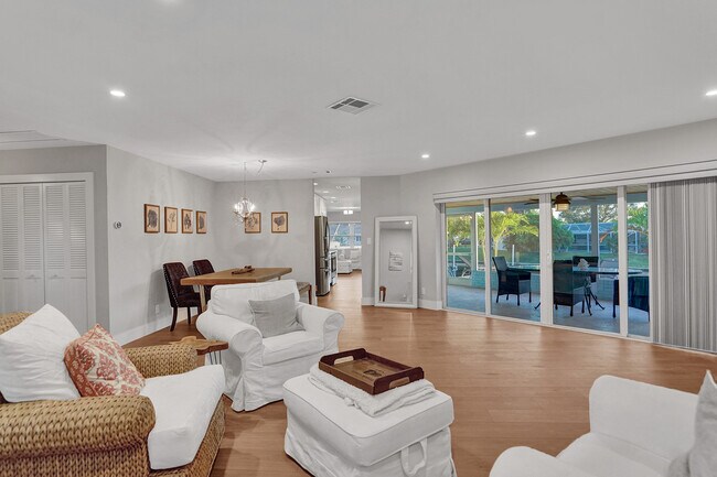 Building Photo - 620 W Palmetto Park Rd