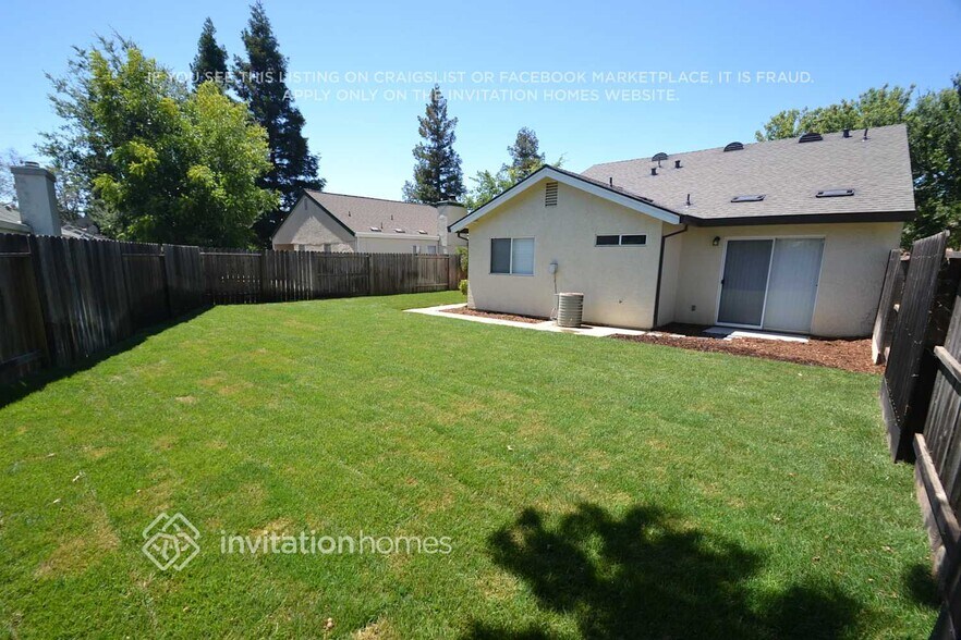 Building Photo - 9417 Soaring Oaks Dr