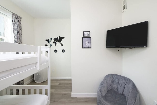 Building Photo - 415 Short St