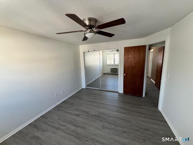 Building Photo - 633 Center St