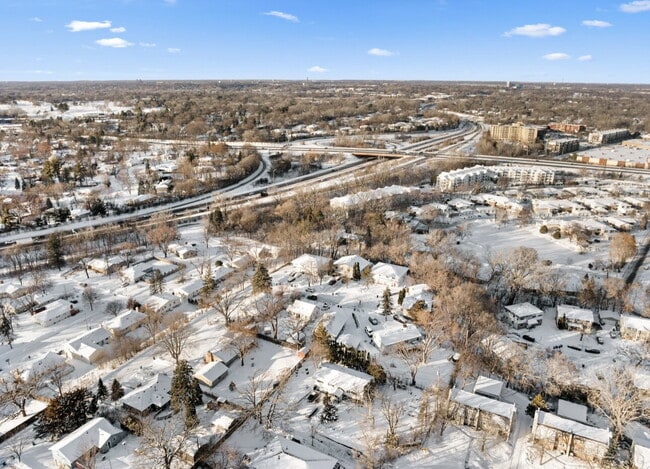 Building Photo - Nicely remodeled side by side duplex 3-Bed Home with Gleaming Hardwood Floors & New carpet in Hop...