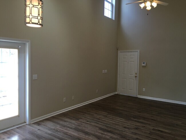 Building Photo - 404 Commons Dr