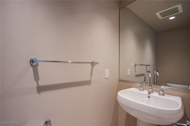 Building Photo - 222 Karen Ave