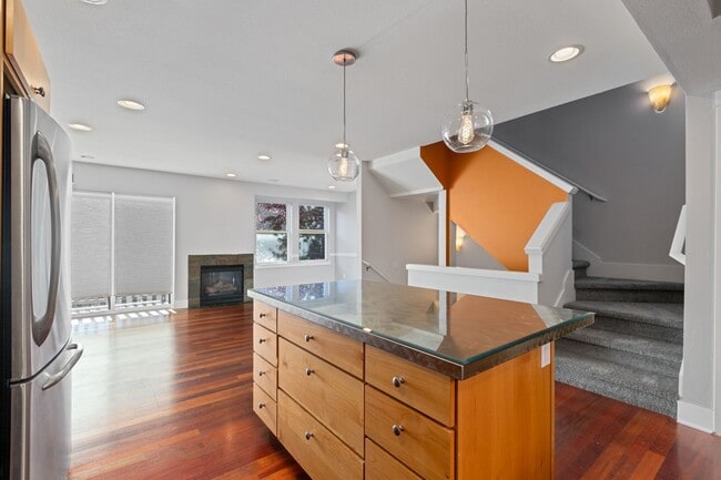 Building Photo - 3Bd/2.5Ba Seattle Townhouse