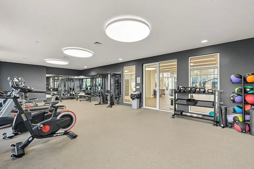 Building Photo - 425 3rd St