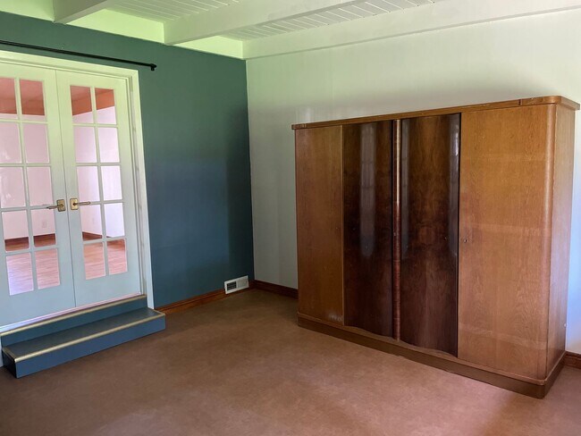 Building Photo - East Medford 3 Bedroom 2 Bathroom