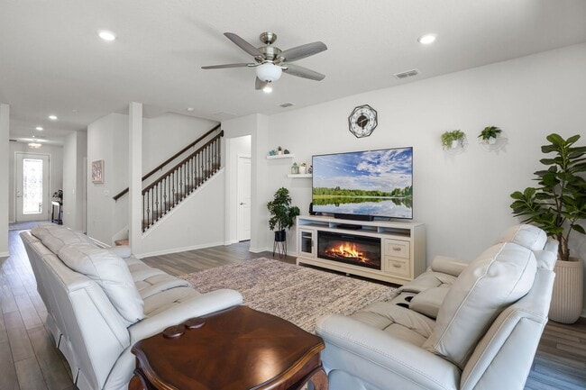 Building Photo - Luxury Living for Lease – 5BR Home with Of...