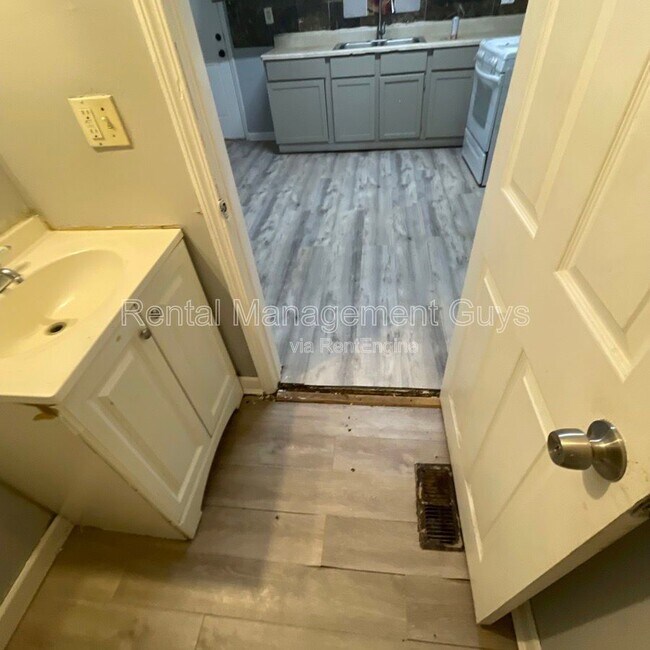 Building Photo - 2931 N Bryant Ave