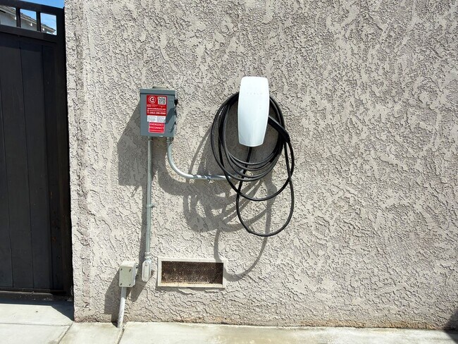 Building Photo - **2025 Euclid Ave Long Beach** Beautiful 3 bedroom 2 bath !!2 weeks free OAC!!