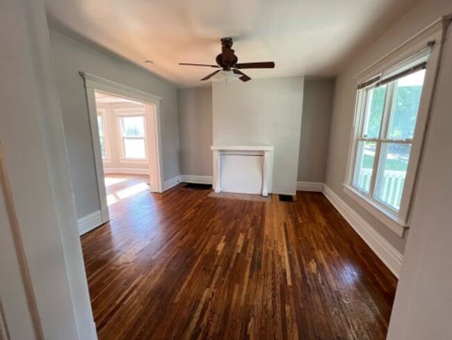Building Photo - Welcome to 372 E 13th!!! 4 Bedroom 2 Bathr...