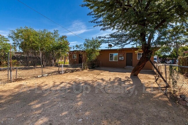 Building Photo - 3041 E Proctor Vista