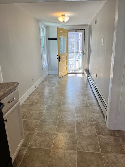 Kitchen without furniture - 44 N Spring St