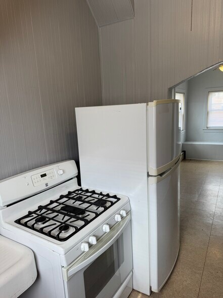 New high efficiency appliances. - 2346 122nd St