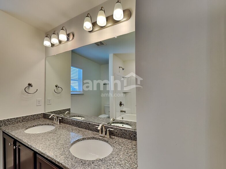 Building Photo - 5702 Lakemont Dr