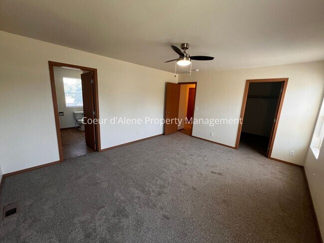 Building Photo - 4 bed house in Hawk's Nest!