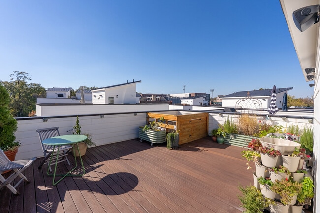 Building Photo - Bradshaw Commons