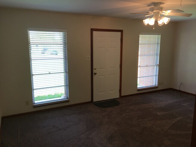 Living area - 1307 College Dr