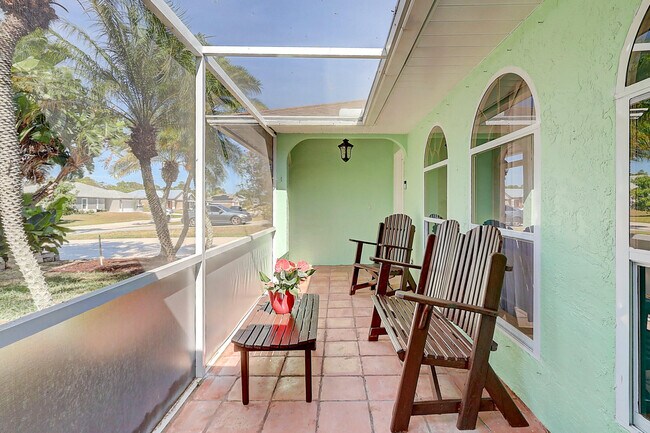 Building Photo - 238 SW Grove Ave