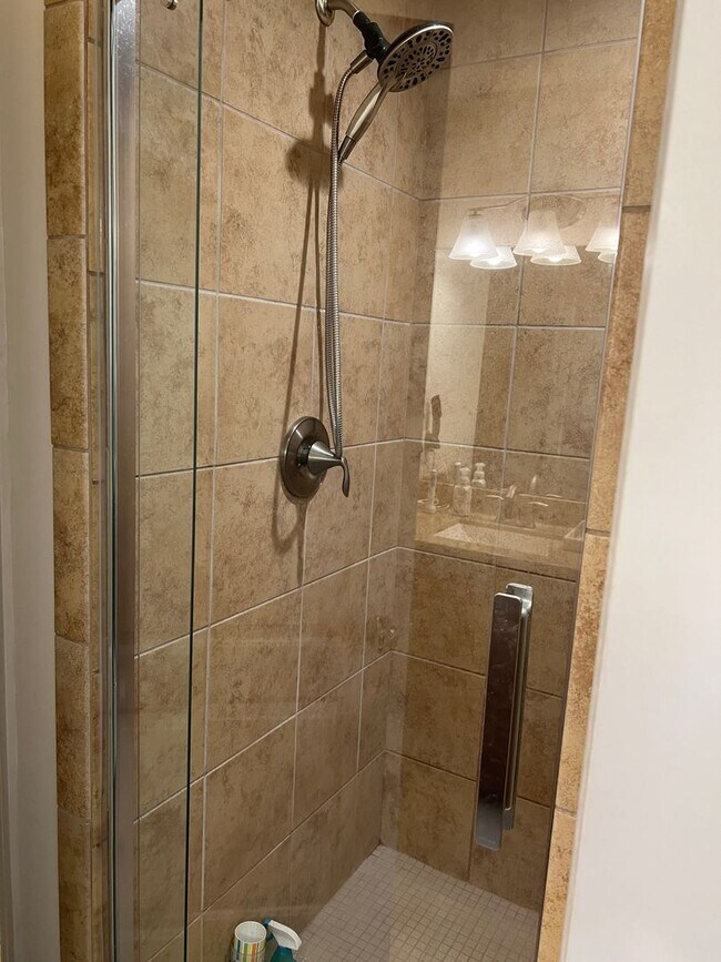 Building Photo - 4 Bedroom Home with Garage & Convenient ac...