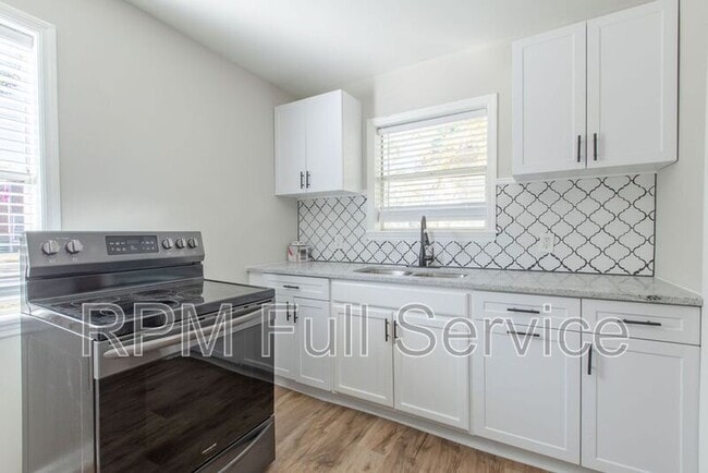 Building Photo - 1002 N Maple St