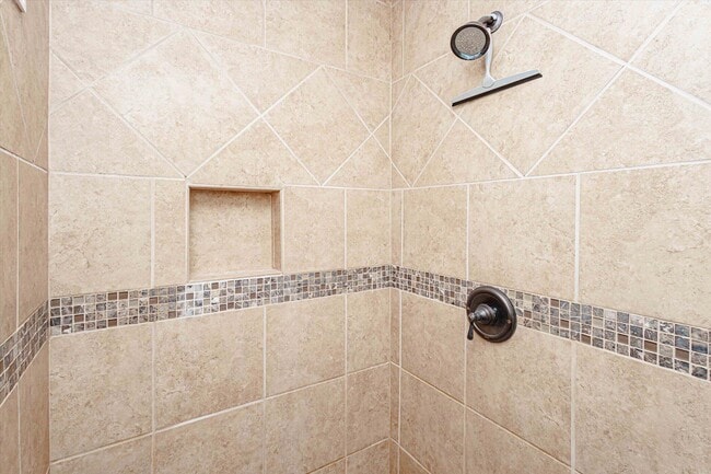 Building Photo - 6680 American Setter Dr