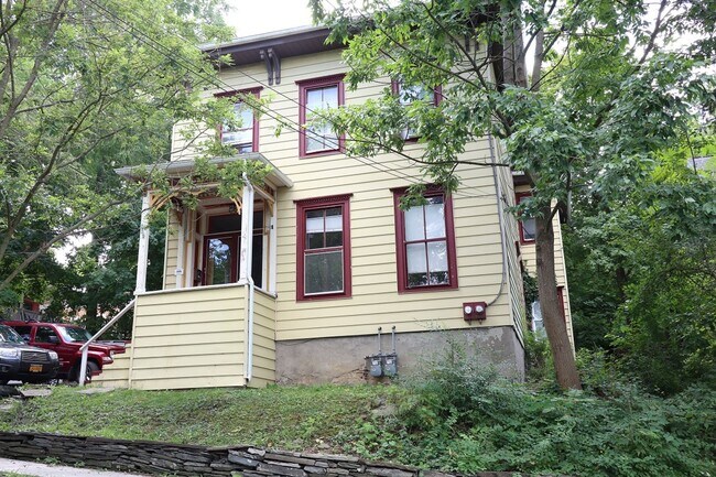 Building Photo - 215 Pleasant St