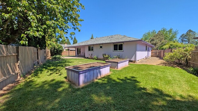 Building Photo - One level home with lots of character in H...