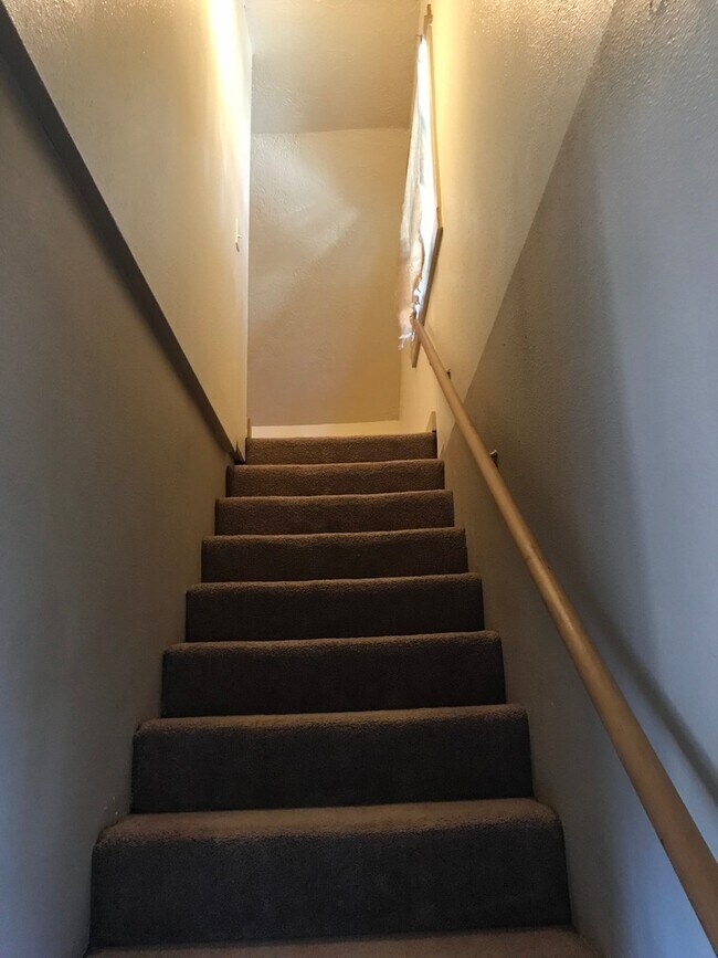 Building Photo - 2x2 with Loft! Walk to Harney Elementary! ...