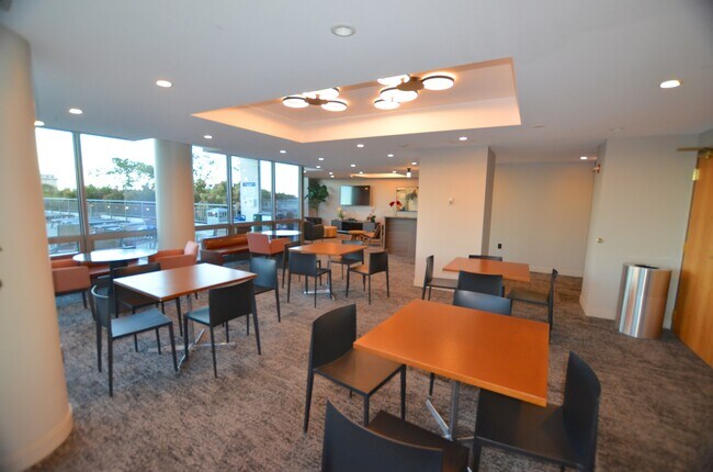 Building Photo - 1235 S Prairie Ave